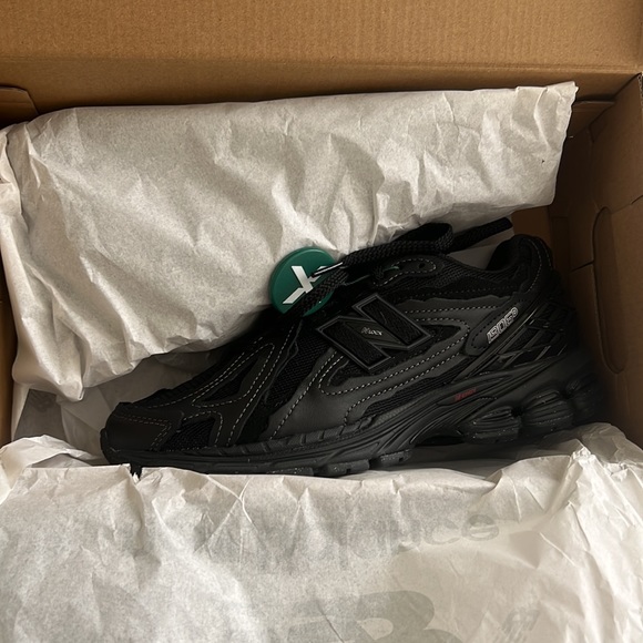 New Balance Other - Black new balances size 6.5 men’s 8 women’s